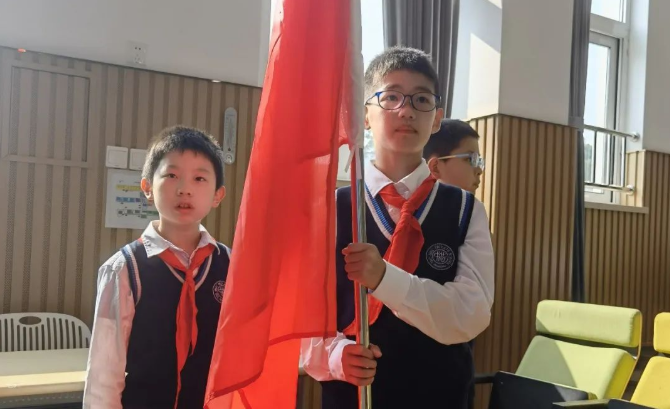 “领巾庆祝二十大 争做新时代好少年” ——上海市民办中芯学校第六次少代会